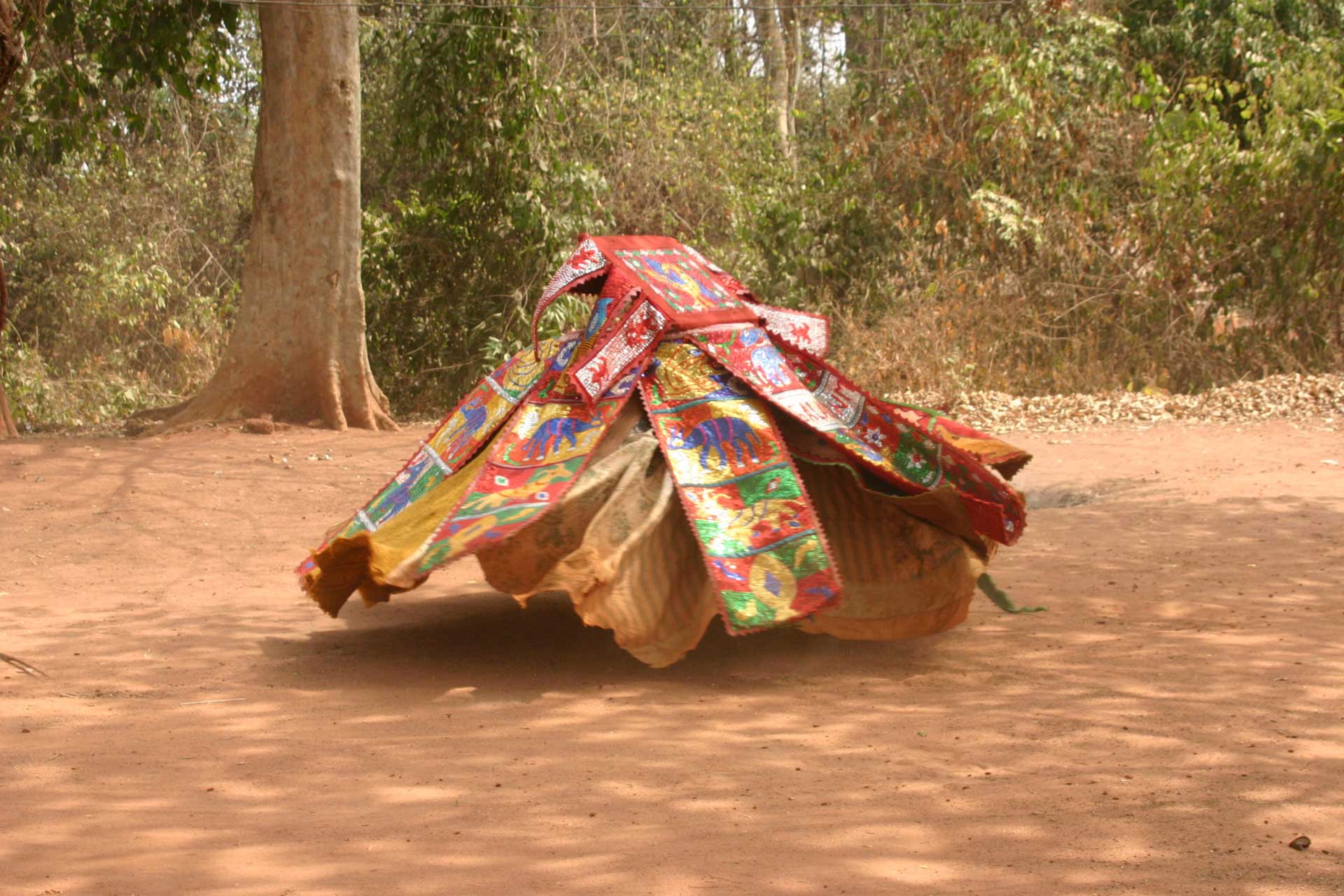 transafrica-articolo-togo-benin-terra-magia-danza-costume-tondo.jpg